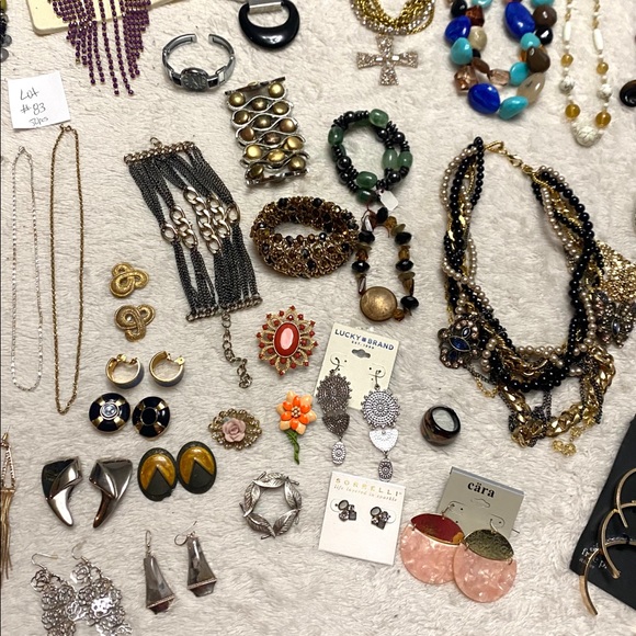 Lot of 50pcs Vintage to Now Jewelry - Picture 4 of 8